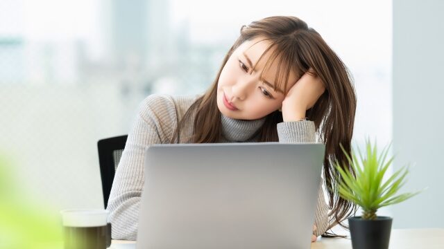 仕事で悩む女性
