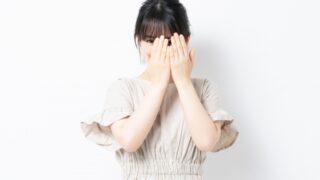 目隠しする女性