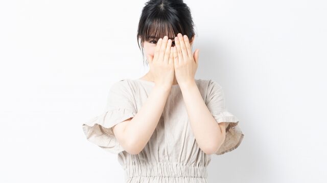 目隠しする女性
