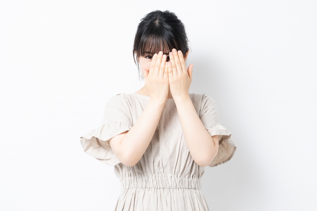 目隠しする女性