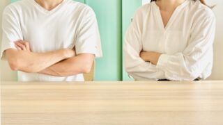 すれ違う男女の図