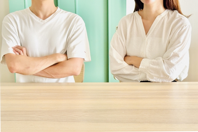 すれ違う男女の図