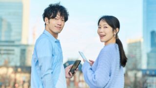 スマホを持つ男女