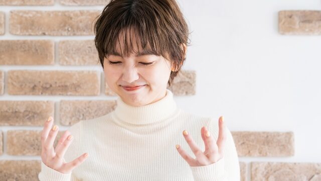 我慢している女性