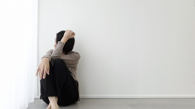 浮気されて落ち込む女性