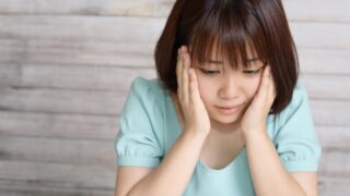 決められないことで悩む女性