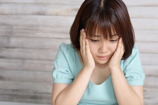 決められないことで悩む女性