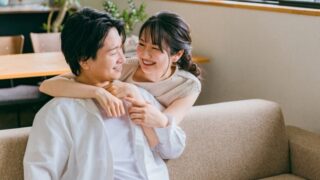 上手に甘えているカップルのイメージ