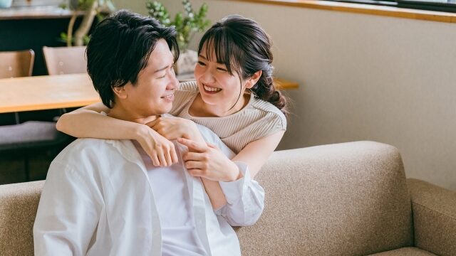 上手に甘えているカップルのイメージ