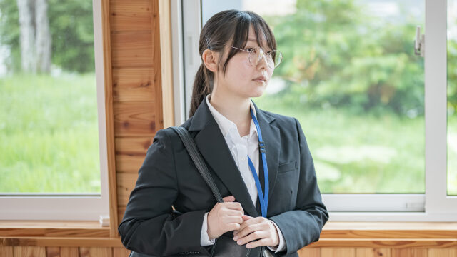 謙虚に生きてきたのに自分を信じられない女性