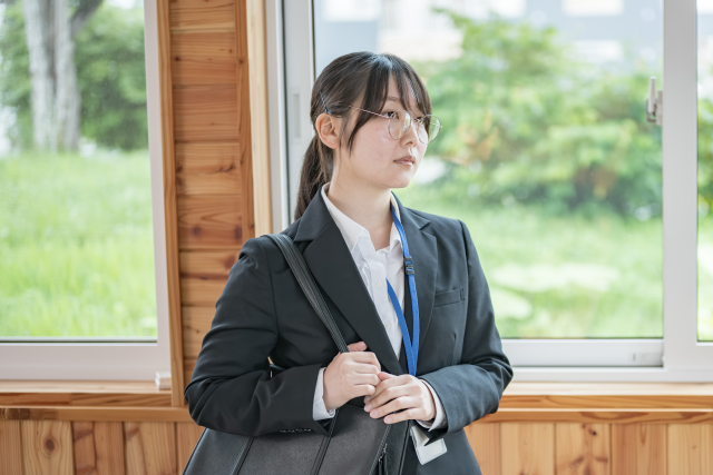 謙虚に生きてきたのに自分を信じられない女性