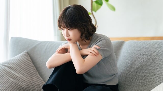 結婚を決められずに悩む女性