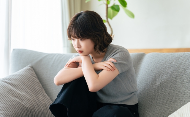 結婚を決められずに悩む女性