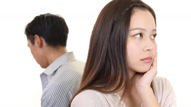 私には関心がなさそうなのに別れたくないという彼に困惑する女性