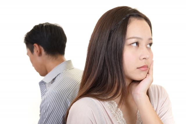 私には関心がなさそうなのに別れたくないという彼に困惑する女性