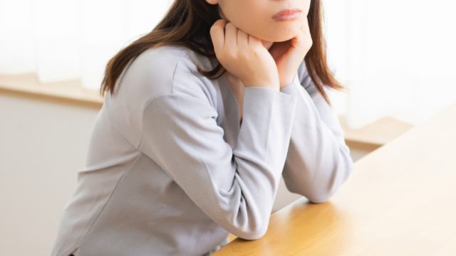 付き合った時間が無駄になると思い彼と別れられないと感じて悩む女性