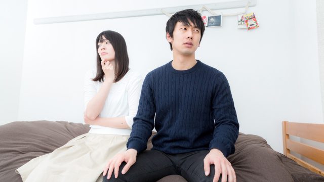 好きにすればと言い放つ彼と考え込む彼女