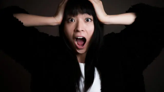怒りでいっぱいの女性