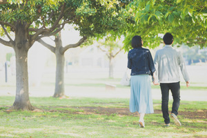 夫婦が歩く光景